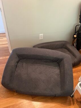 2x Orvis Recovery Zone Dog Beds Medium for 40-60lbs, 2x dog coats, yeti bowl